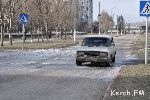 Новости » Общество: Порыв водовода в Керчи создал ледяное препятствие для детей и водителей