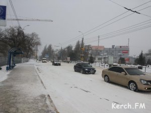 Ты репортер: В Керчи на скользкой дороге машину занесло на повороте - чуть не врезался (видео)