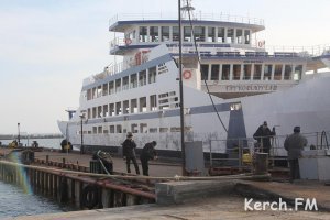 Новости » Общество: Через Керченский пролив курсирует всего один паром