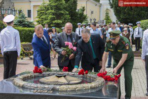 Новости » Общество: Администрация Керчи и Бахарев возложили цветы к вечному огню