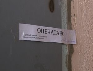 Новости » Общество: В Керчи полиция опечатала квартиру  вместе с животными