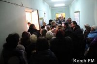 Новости » Общество: Очереди в Госкомрегистре доводят керчан до драк (видео)