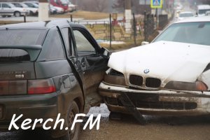 Новости » Криминал и ЧП: В Керчи столкнулись «BMW» и «LADA»