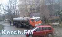 Новости » Общество: В Керчи водоканалу ежедневно приходится откачивать канализацию в жилом районе