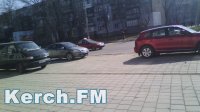 Новости » Общество: В Керчи автомобили паркуются на тротуарах  в районе автовокзала