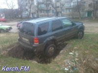 Новости » Общество: В Керчи водитель припарковал свой автомобиль в яму