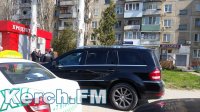 Новости » Общество: В Керчи иномарка припарковалась на тротуаре