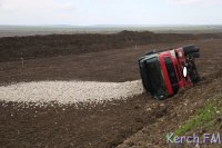 Новости » Криминал и ЧП: В аварии под Керчью, где перевернулся грузовик с щебнем, пострадали двое