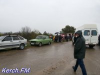 Новости » Общество: В поминальные дни керчане отправились на кладбища