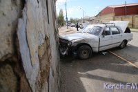 Новости » Криминал и ЧП: В Керчи «Волга» столкнулась с «Ладой» и въехала в дом