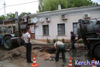 Новости » Права человека: В Керчи в Кооперативном переулке водоканал устраняет порыв водовода