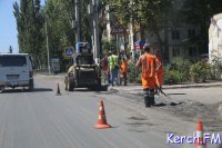 Новости » Общество: В Керчи на Еременко дорожники перекрыли одну полосу движения