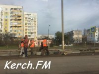 Новости » Общество: На Буденного в Керчи начали устанавливать новые бордюры