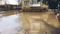 Новости » Общество: В Керчи на Мирошника двор затоплен водой и грязью