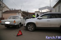 Новости » Криминал и ЧП: В Керчи «Волга» въехала в припаркованную иномарку