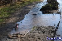 Новости » Общество: В Керчи на Кокорина произошел прорыв водовода