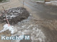 Новости » Общество: В Керчи снова течет вода из ямы, в которую ранее попала машина