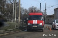 Новости » Общество: В Керчи коммунальщики мыли ограждения в центре города