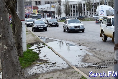 Новости » Коммуналка: Чистая вода стекает в ливневку на Еременко