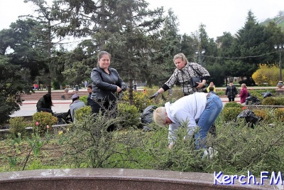 Новости » Общество: Без еды и отдыха: специалисты УЖКХ Керчи во время перерыва убирали клумбы