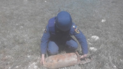 Новости » Общество: В Ленинском районе пиротехники МЧС обезвредили фугасную авиабомбу