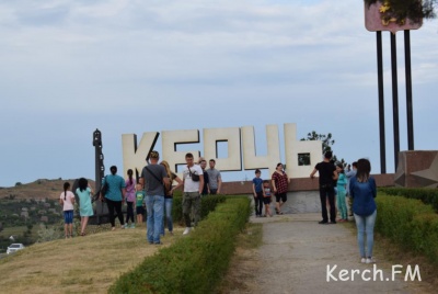 Новости » Общество: Грифоны и надпись «Керчь» пользуются у приезжих спросом