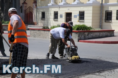 Новости » Общество: На Театральной заасфальтировали яму у сквера Славы