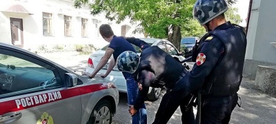 Новости » Общество: В Керчи задержали находящегося в розыске мужчину