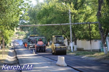 Новости » Общество: В Керчи заасфальтировали одну полосу дороги на Митридате