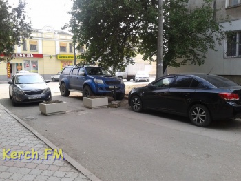 Новости » Общество: В Керчи неизвестные перекрыли улицу в центре города