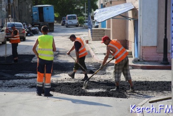 Новости » Общество: На Театральной в Керчи заасфальтировали ямы