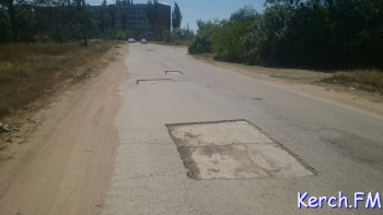 Новости » Общество: В Керчи дорогу к горпляжу частично подготовили к ямочному ремонту