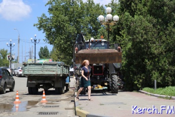 Новости » Общество: На Самойленко в Керчи устраняют прорыв канализации