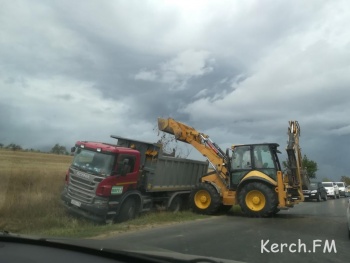 Новости » Общество: По дороге в Курортное образовываются «тянучки»