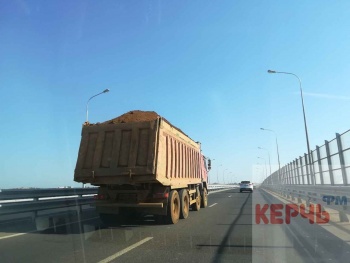 Новости » Общество: В Керчи из груженых самосвалов во время движения сыпется песок