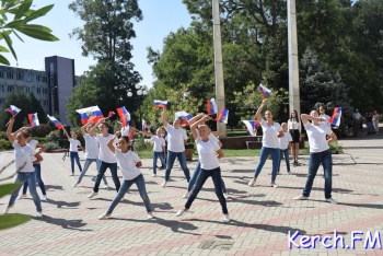 Новости » Общество: В Керчи отмечают День Государственного флага России