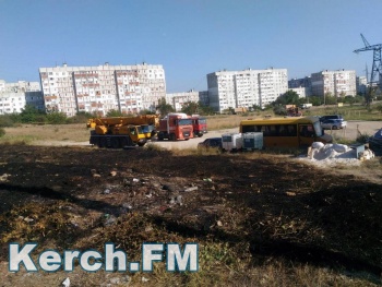 Новости » Общество: В Керчи недалеко от парковки горела трава