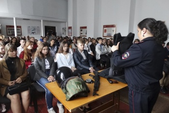 Новости » Общество: Керченские школьники смогли примерить снаряжение полиции