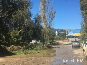 Новости » Общество: В Керчи на Камыш-Бурунском шоссе произошел прорыв водовода