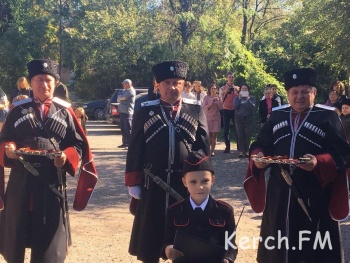 Новости » Общество: В Керчи некоторых школьников посвятили в кадеты казачьего военно-патриотического клуба