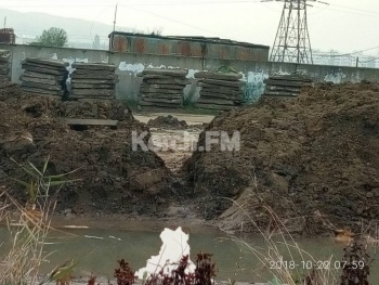 Новости » Общество: Сплошная грязь и огромные ямы с водой – как выглядит улица Полевая