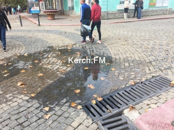 Новости » Общество: На Ленина в Керчи произошел прорыв канализации