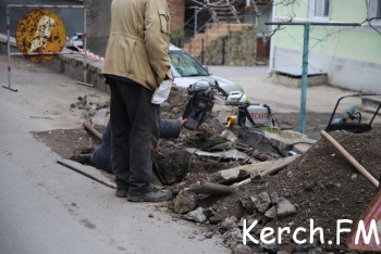 Новости » Общество: В Керчи на Театральной разрыли новый асфальт