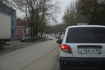 Новости » Общество: По улицам Керчи снова растянулись огромные пробки