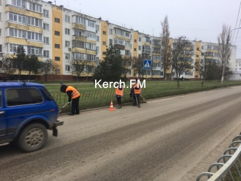 Новости » Общество: В Керчи чистят дороги после непогоды