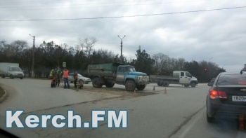 Новости » Общество: Свершилось: на перекрестке в Керчи водоканал засыпает яму