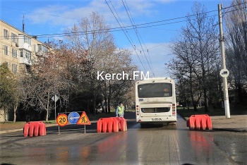 Новости » Общество: В Керчи снова перекрыли улицу Горького