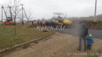 Новости » Общество: Первый слой асфальта уложили на улице Марата в Керчи