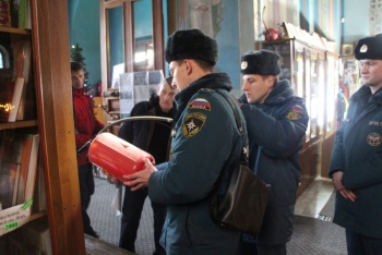 Новости » Общество: Перед Рождеством сотрудники МЧС проверили храмы