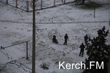 Новости » Общество: В Керчи пошел первый снег в этом году